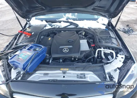 2015 Mercedes-Benz C 300 4Matic z USA, uszkodzony, nr VIN 55SWF4KB0FU007747